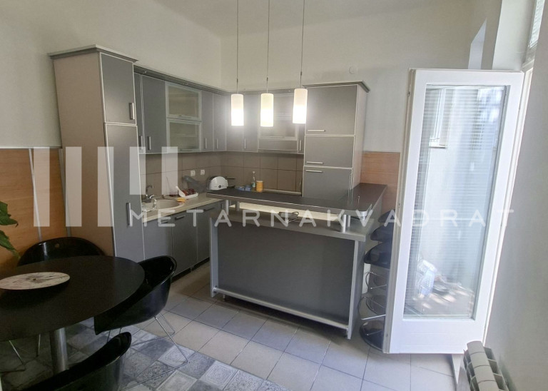Beograd
                                                                                                    , Cvetni trg
                                                                                                    , Desanke Maksimović
                                                                slika 10