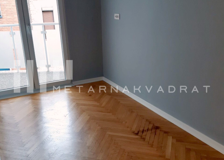 Beograd
                                                                    , Vračar
                                                                                                    , Kalenić pijaca
                                                                                                    , Mutapova
                                                                slika 0