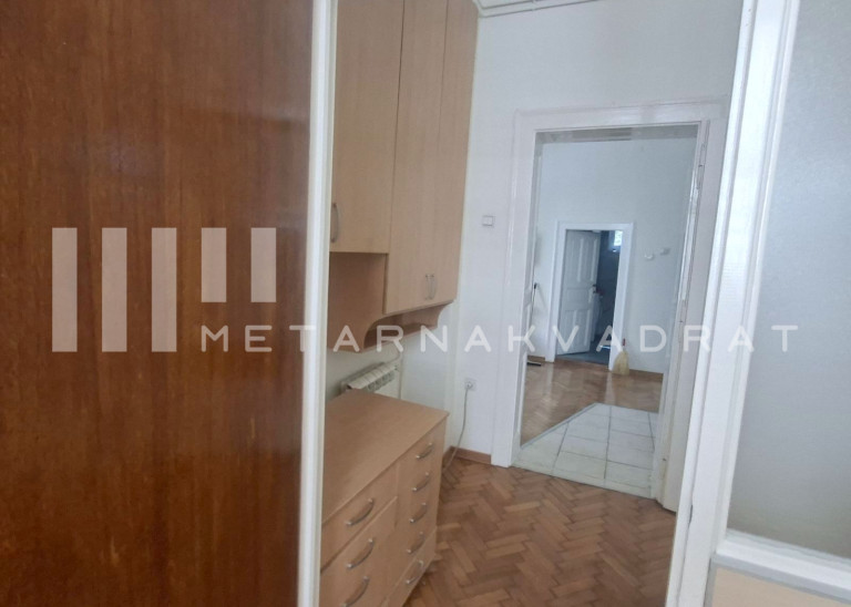 Beograd
                                                                                                    , Cvetni trg
                                                                                                    , Desanke Maksimović
                                                                slika 11