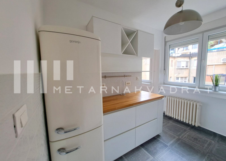 Beograd
                                                                    , Vračar
                                                                                                    , Kalenić pijaca
                                                                                                    , Mutapova
                                                                slika 13