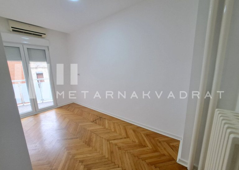 Beograd
                                                                                                    , Kalenić pijaca
                                                                                                    , Mutapova
                                                                slika 19