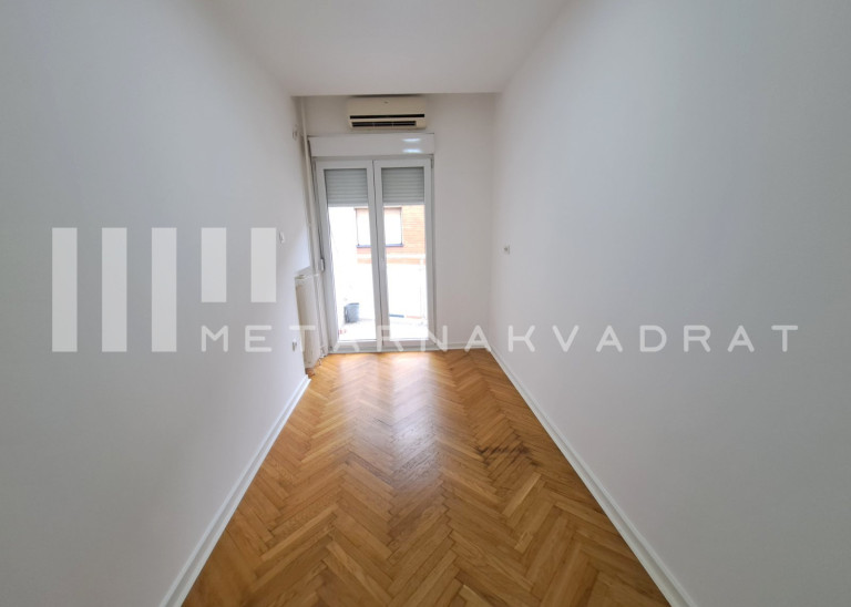 Beograd
                                                                                                    , Kalenić pijaca
                                                                                                    , Mutapova
                                                                slika 18