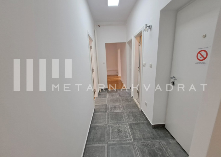 Beograd
                                                                                                    , Kalenić pijaca
                                                                                                    , Mutapova
                                                                slika 15