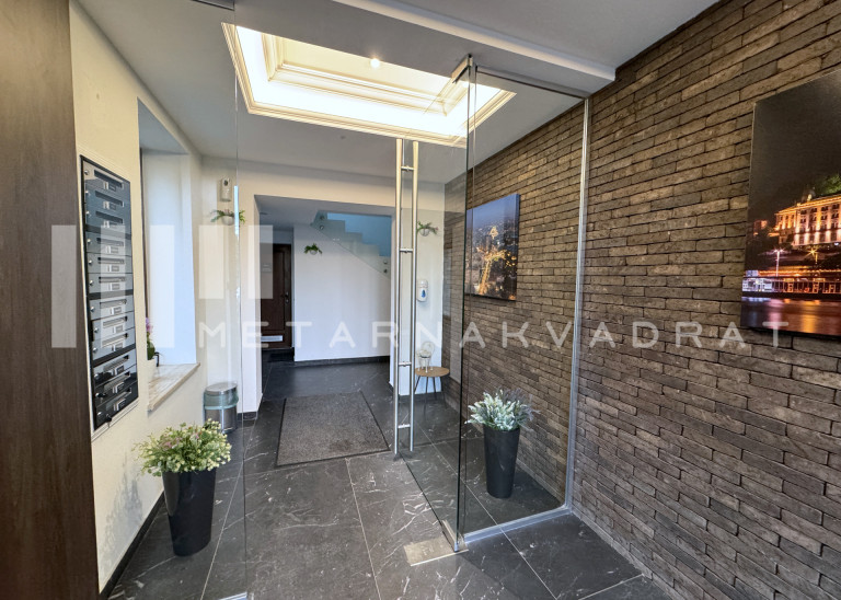 Beograd
                                                                                                    , Banovo brdo
                                                                                                    , Petra Martinovića
                                                                slika 16