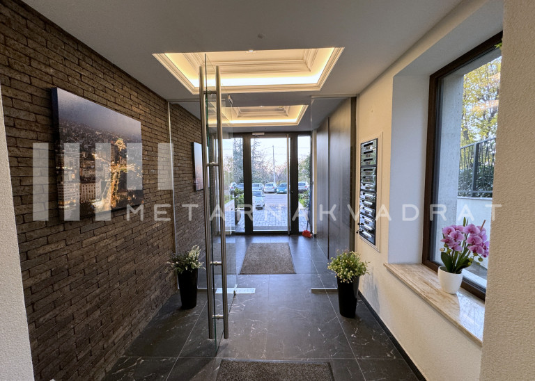 Beograd
                                                                                                    , Banovo brdo
                                                                                                    , Petra Martinovića
                                                                slika 17