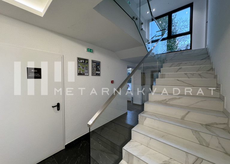 Beograd
                                                                                                    , Banovo brdo
                                                                                                    , Petra Martinovića
                                                                slika 18