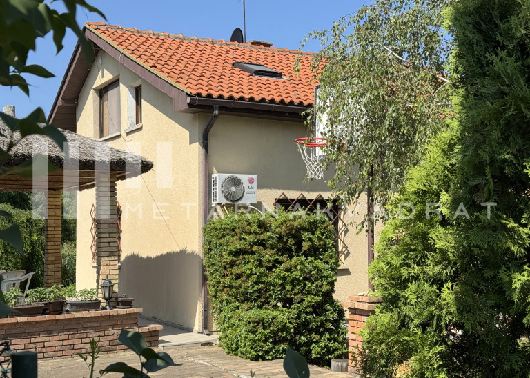Beograd
                                                                                                    , Grocka
                                                                                                    , Malo Rujište
                                                                slika 19