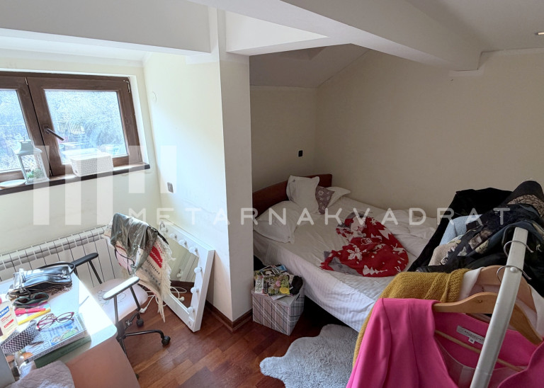 Beograd
                                                                                                    , Višnjička banja
                                                                                                    , Brane Petronijevića
                                                                slika 13