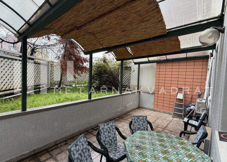 Beograd
                                                                                                    , Hotel Jugoslavija
                                                                                                    , Bulevar Mihajla Pupina
                                                                slika 12