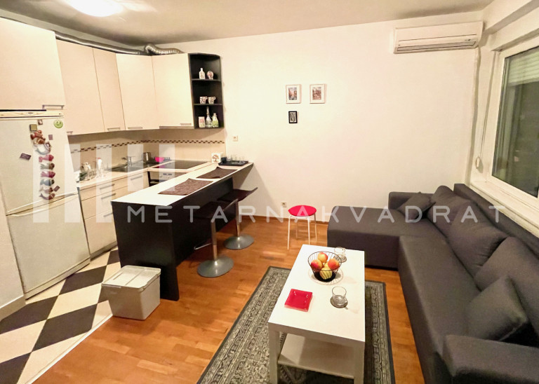Beograd
                                                                    , Novi Beograd
                                                                                                    , Bežanija - blokovi
                                                                                                    , Jurija Gagarina
                                                                slika 4