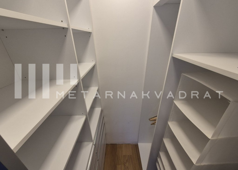 Beograd
                                                                                                    , West 65
                                                                                                    , Tadije Sondermajera
                                                                slika 12